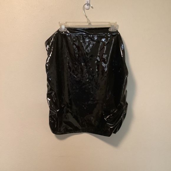 Women’s unbranded black ruched side and zipper side polyurethane liquid skirt - Picture 2 of 11